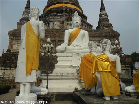 templi e Budda nella vecchia capitale thai Ayutthaya