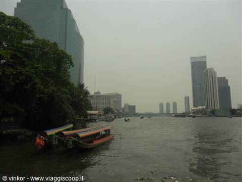 grattacieli e imbarcazioni lungo il Chao Praya a Bangkok