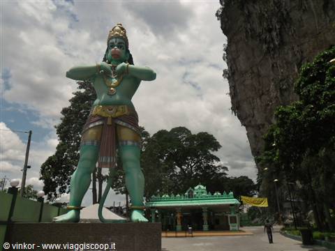 un'enorme statua al tempio Batu cave a Kuala Lumpur, Malesia