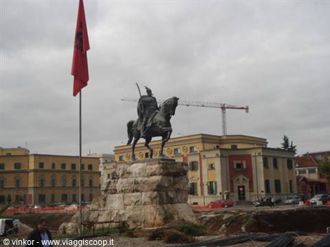 il monumento a Skanderberg a Tirana 