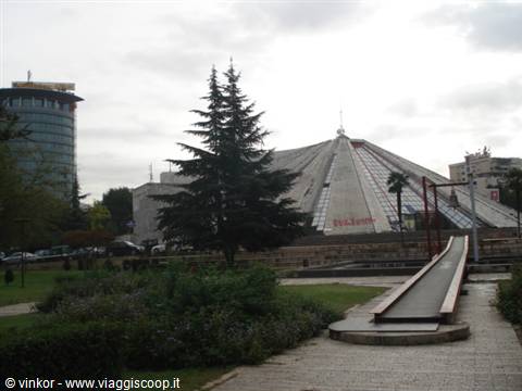 la piramide di Tirana
