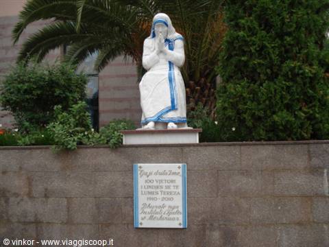 la statua di Madre Terea a Tirana