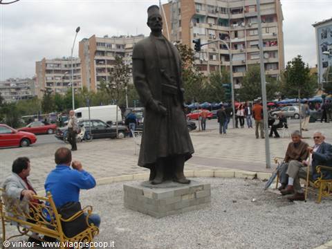 piazza con monumento a Tirana