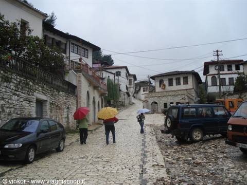 salita a Berat città protetta dall'Unesco