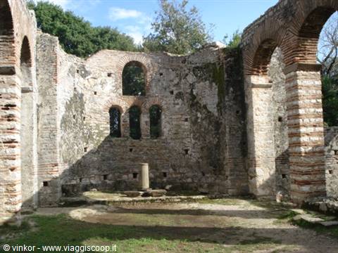 resti di una basilica antica a Butrinto 