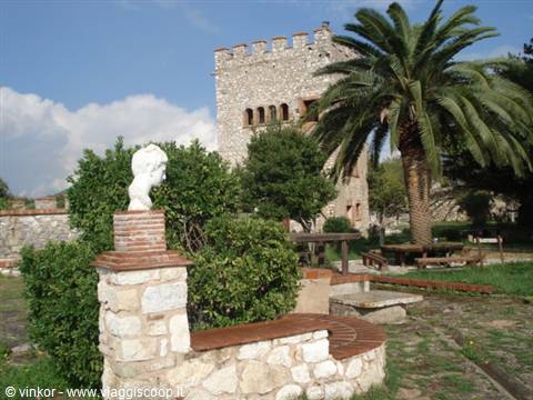 torre e testa di statua a Butrinto