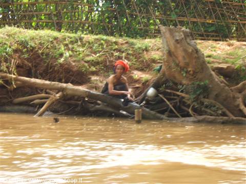 In quest'acqua si fa tutto si lavano le stoviglie,si fa il bucato,ci si lava i denti...