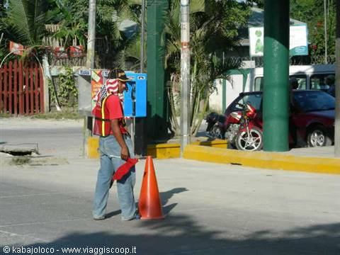 il "semaforo umano" a Santa Elena (Guatemala)