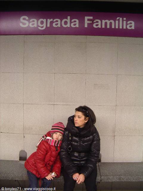 la stanchezza dopo un giorno in giro alla fermata del metro "sagrada familia"