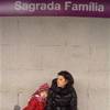 la stanchezza dopo un giorno in giro alla fermata del metro 