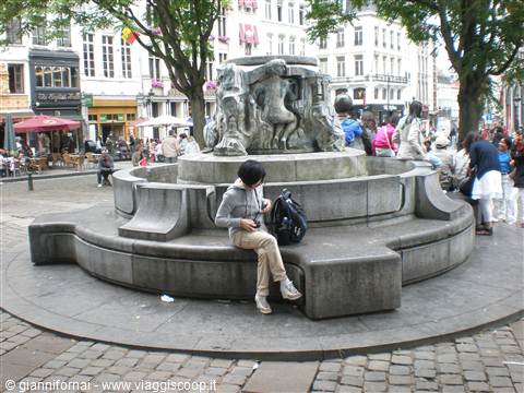 Monumento piazza Agora
