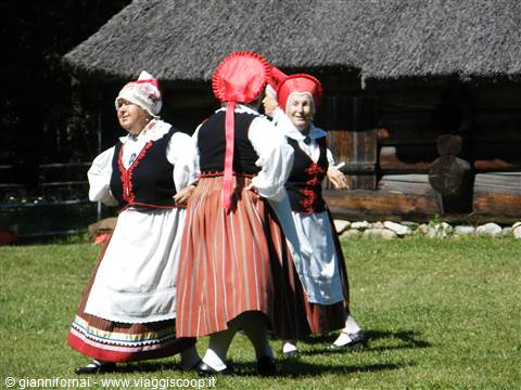 Ballo folkloristico museo all'aperto