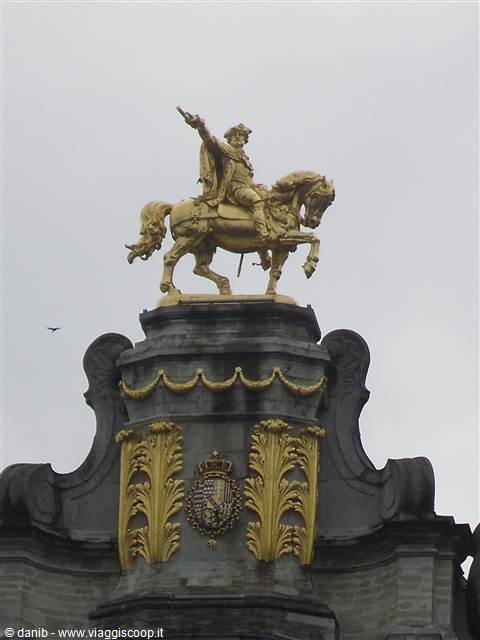particolare di statua dorata della grand place