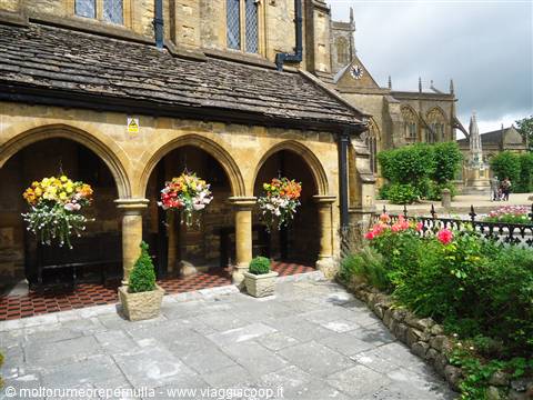 uno scorcio delle Alm Houses e sulla sfondo la cattedrale di Sherborne, Dorset
