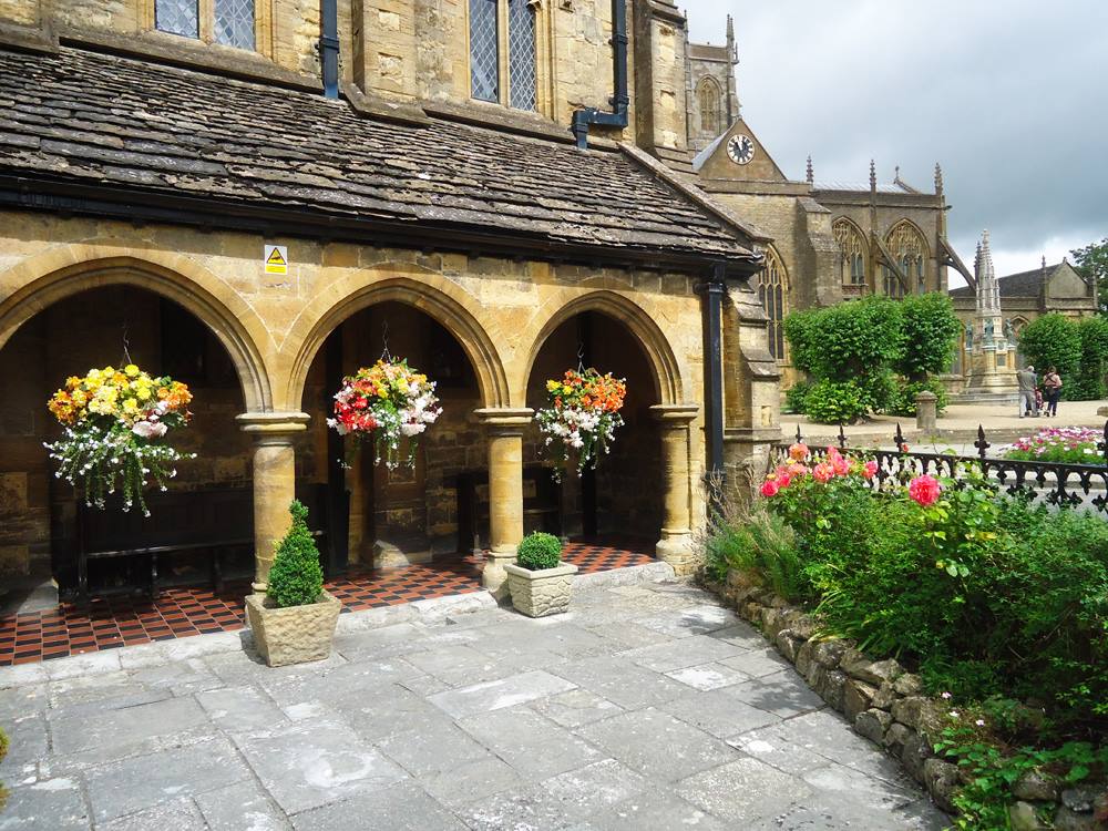 uno scorcio delle Alm Houses e sulla sfondo la cattedrale di Sherborne, Dorset