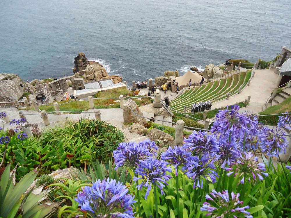 un'immagine del Minnack Theatre, costruito a picco sul mare a Porthcurno