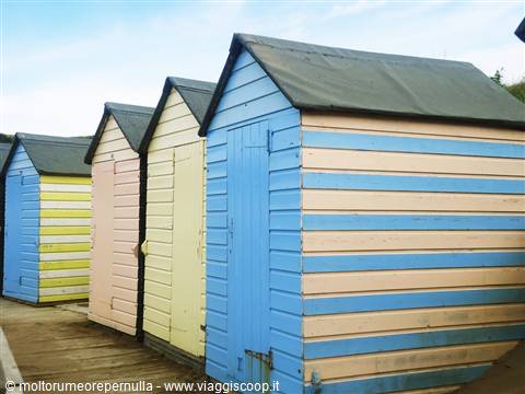 le tipiche cabine da spiaggia color pastello di Bude, Cornovaglia del nord