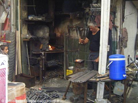 fabbro al lavoro... in pieno bazar