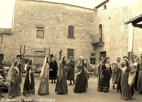 Balli medievali a Certaldo Alto (FI) durante il corteo storico "Nel sogno di Messer Boccaccio"