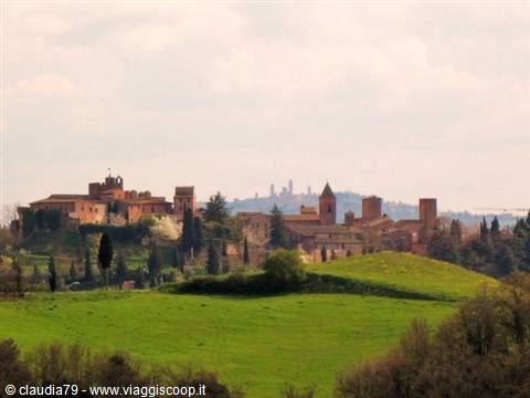 Castelli e borghi medievali in Toscana. Certaldo Alto (FI) e San Gimignano (SI) in lontananza