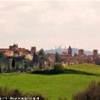 Castelli e borghi medievali in Toscana. Certaldo Alto (FI) e San Gimignano (SI) in lontananza  ITALIA 