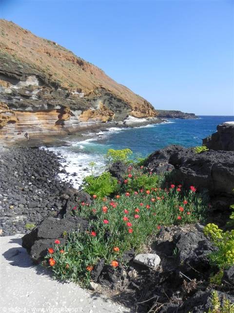 Spiaggia di sassi e scogli in Costa del Silencio