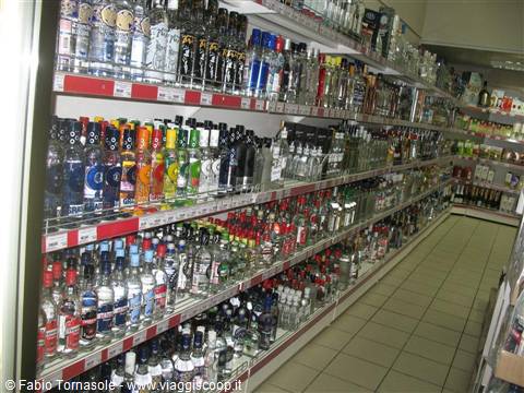 scaffali pieni di vodka