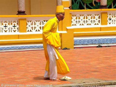 Religioso del tempio Caodaista di Tay Ninh
