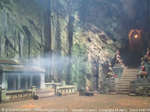 Tempio in una grotta della montagna di marmo