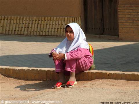 Bambina all'uscita della scuola