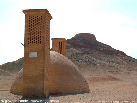 Badgir con sullo sfondo una torre del silenzio