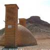 Badgir con sullo sfondo una torre del silenzio IRAN 