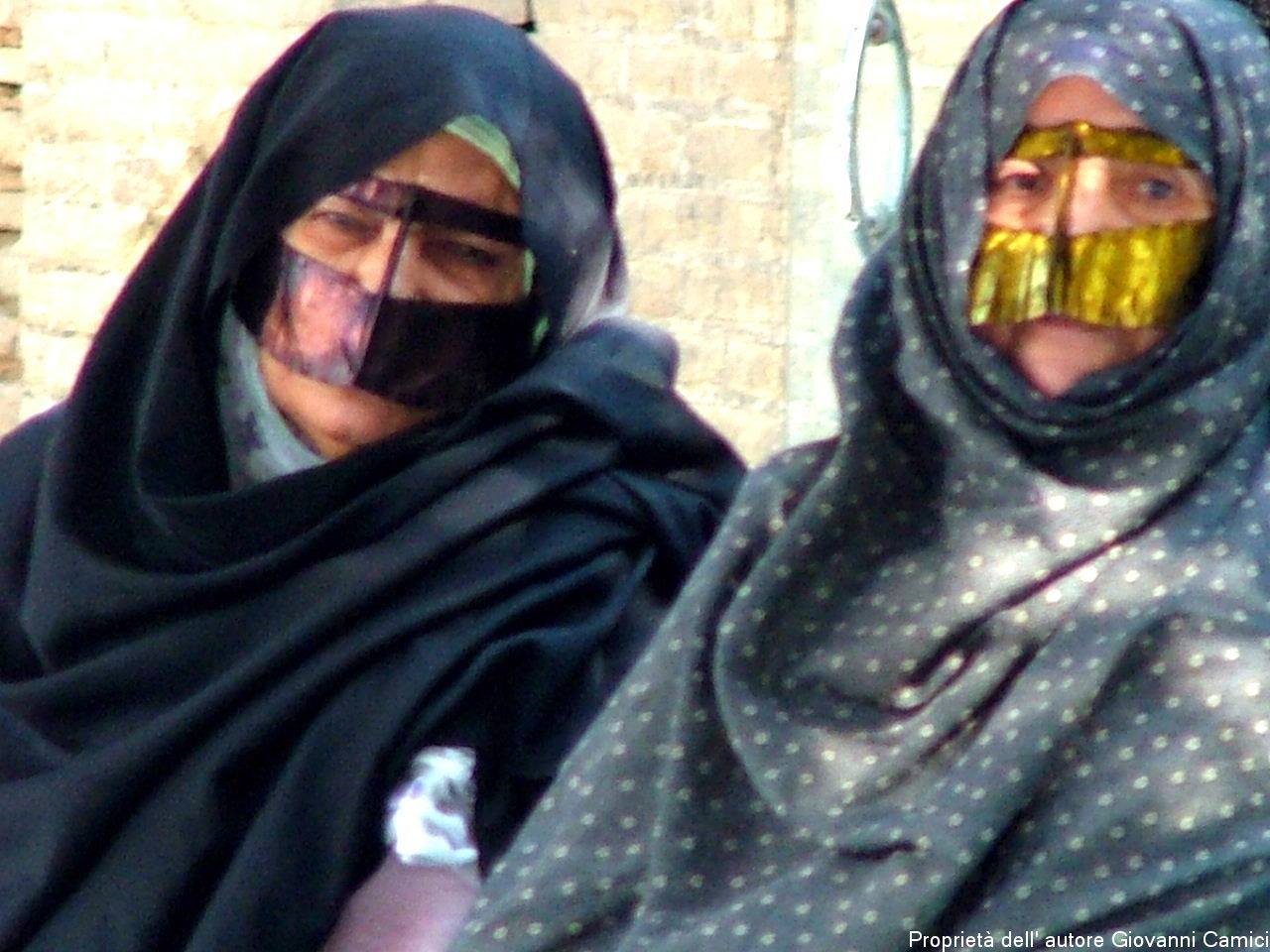 Donne con burqa bandari