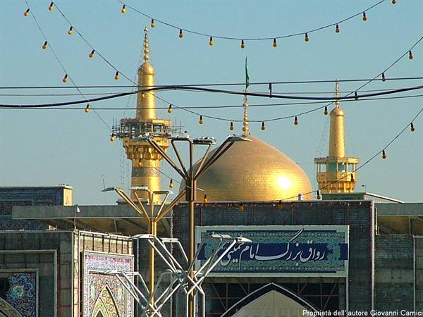 Mashhad-Minareti e cupola dorata della tomba dell'Iman Reza