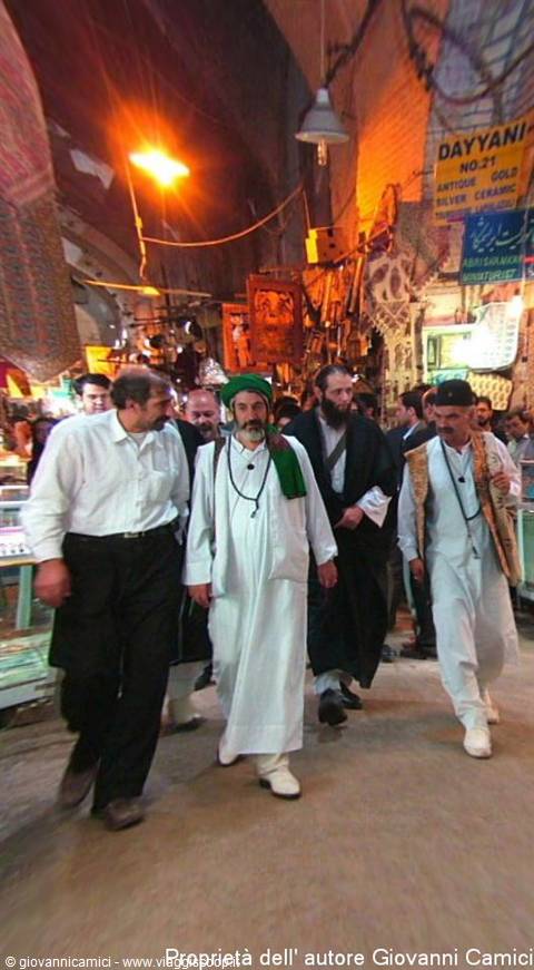 religiosi Sufi per il bazar di Isfahan.