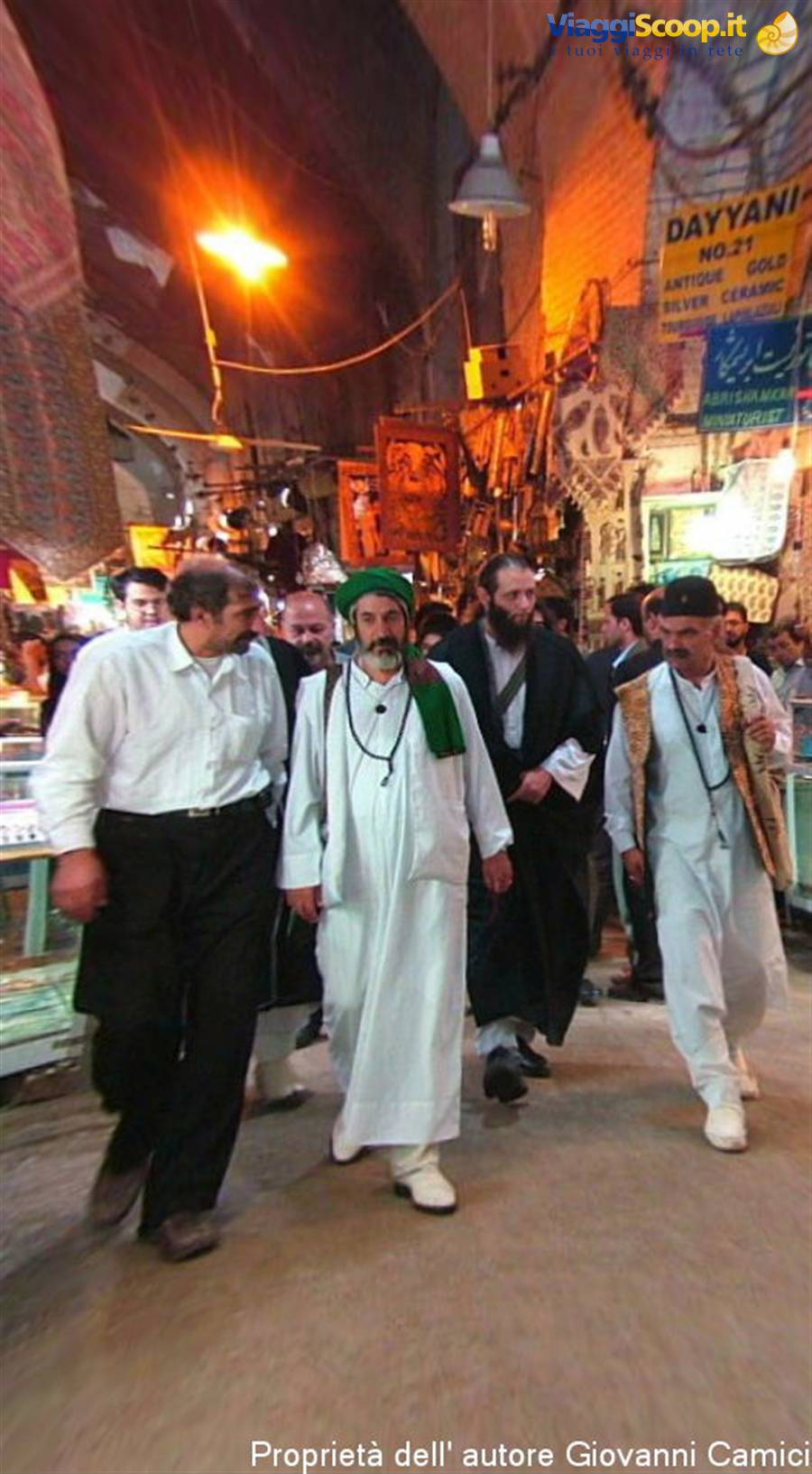 religiosi Sufi per il bazar di Isfahan.