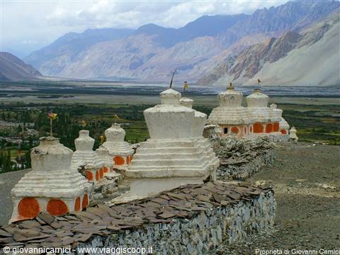 Muri mani e chorten sulla valle di Nubra