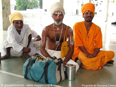 AMRITSAR,Religioso indù con i discepoli