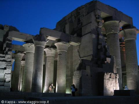 il tempio di Kom Ombo subito dopo il tramonto