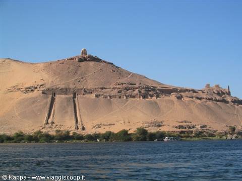 Il mausoleo dell'Aga Kahn (in alto)