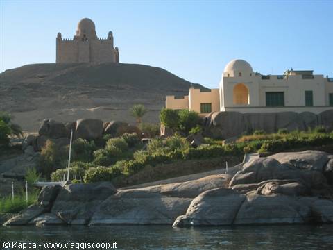 Il mausoleo dell'Aga Kahn (in alto) e la sua villa (in basso)
