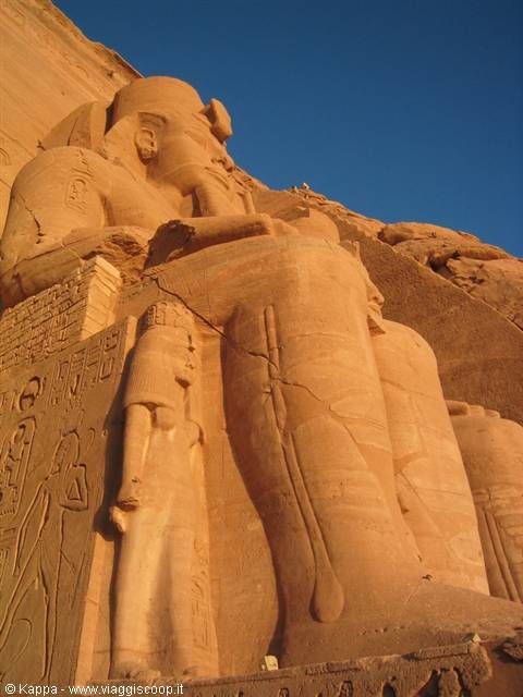 La statua di RAMESSE e la moglie NEFERTARI