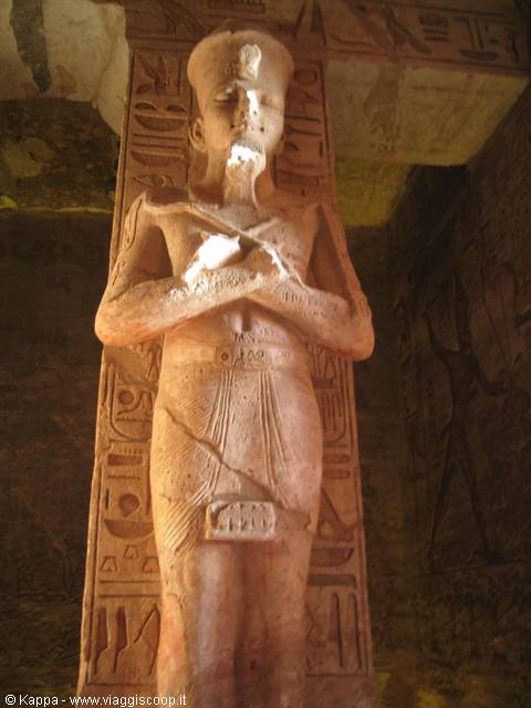 Statua di RAMESSE all'interno del tempio