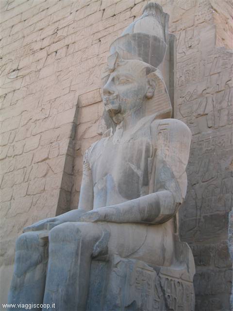 Una delle sei statue di Ramses all'entrata del Tempio di Luxor