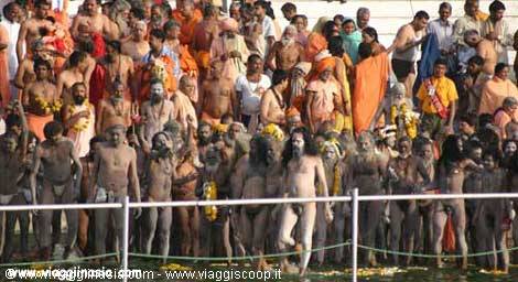 abluzioni dei Naga sadhu