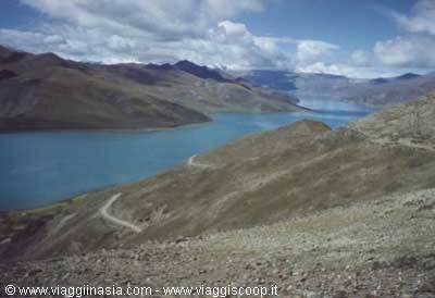 il lago yamdrog, tibet
