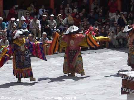 danze al festival di hemis