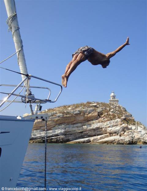 nuotando verso il faro....