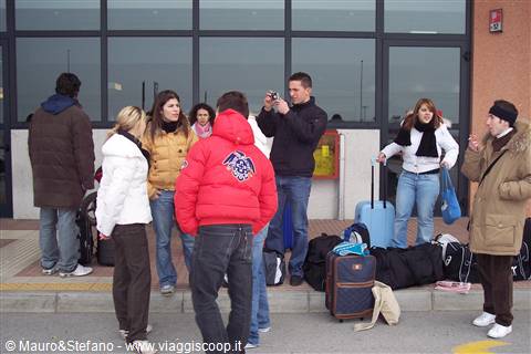 Ancuni gnari fuori dall'aeroporto prima della partenza