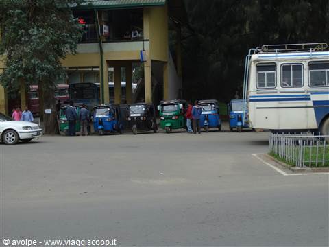 Tuk Tuk e autobus privato.